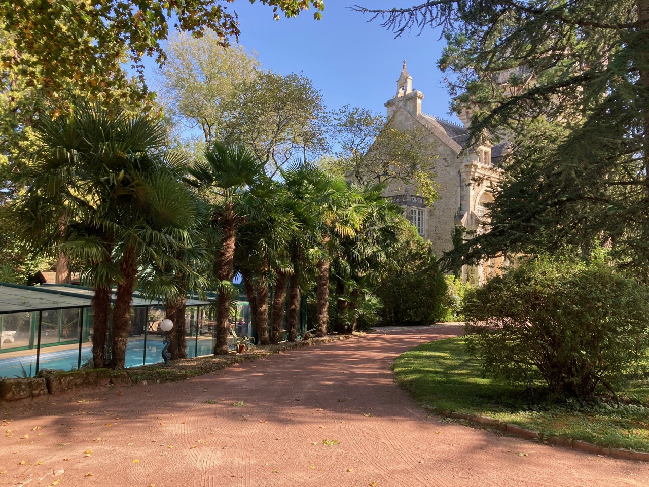 Cour piscine chateau.jpg