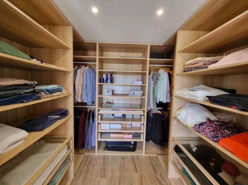 Bienvenue 15332. Walk-in garderobe.png