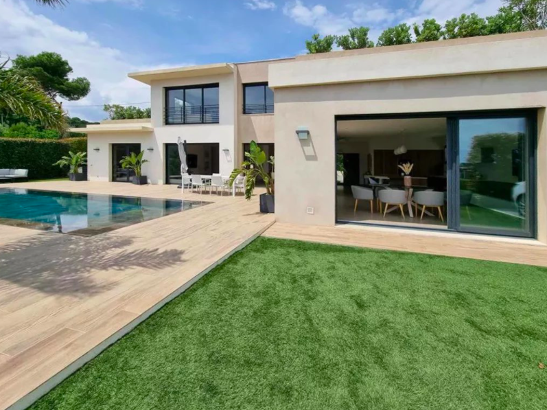 Bienvenue 15332 Pool og gress.png