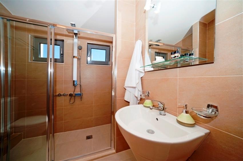 ensuite_bathroom__-master_bdr_1-level_2.jpg