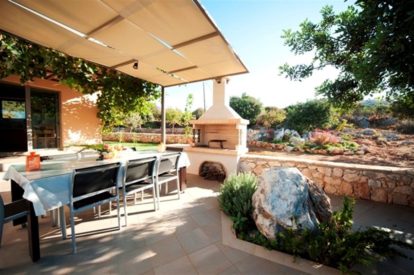 outdoor_bbq,_dining_area.jpg