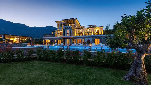 Elounda | Luksuriøs nyere villa med fem soverom og privat strand