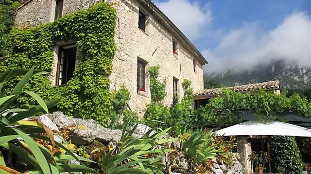 Menton | Sjarmerende steinhus, med panoramautsikt mot åsene og middelhavet