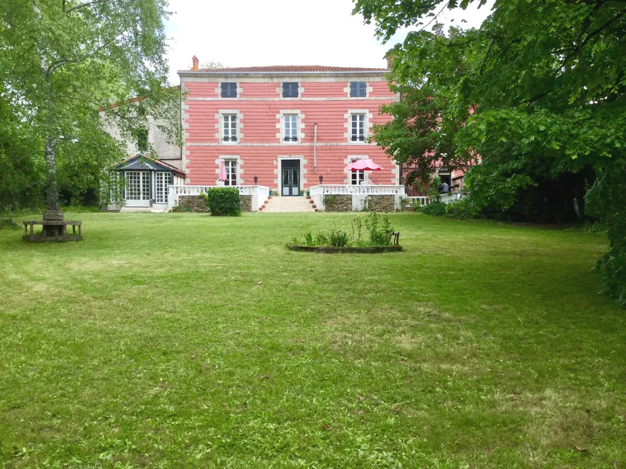 099 Facade garden.jpg
