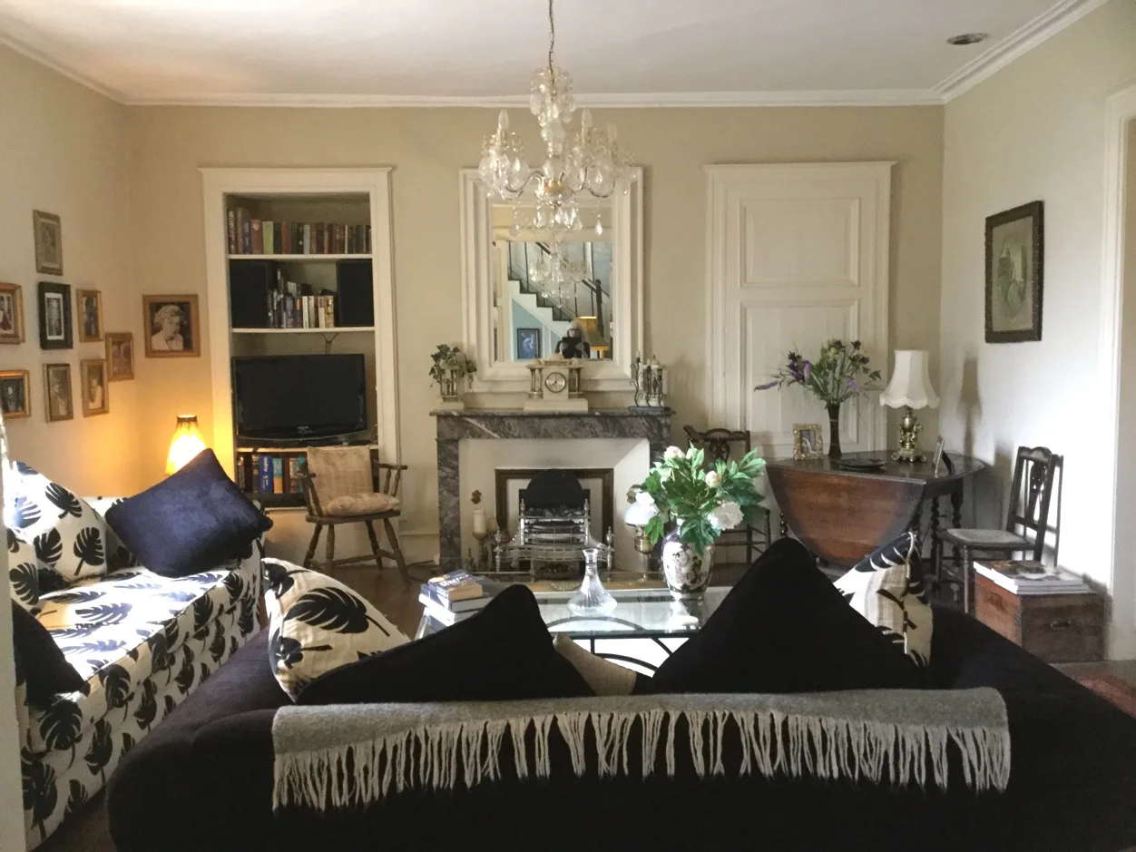 099 Salon.jpg