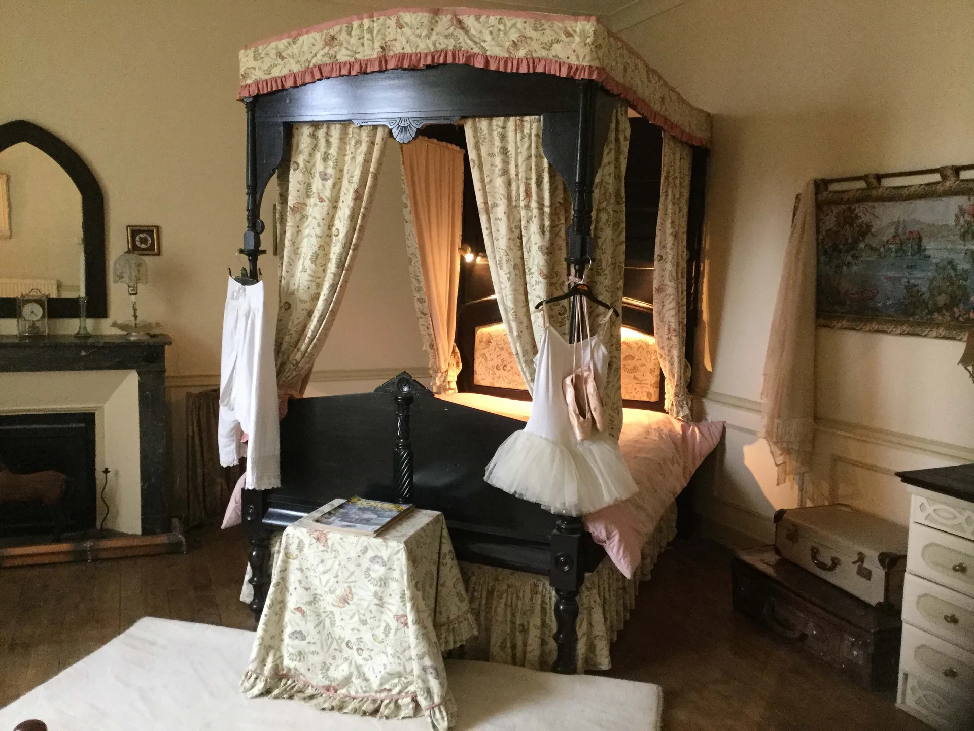099 Bed1 4-poster copy.jpg