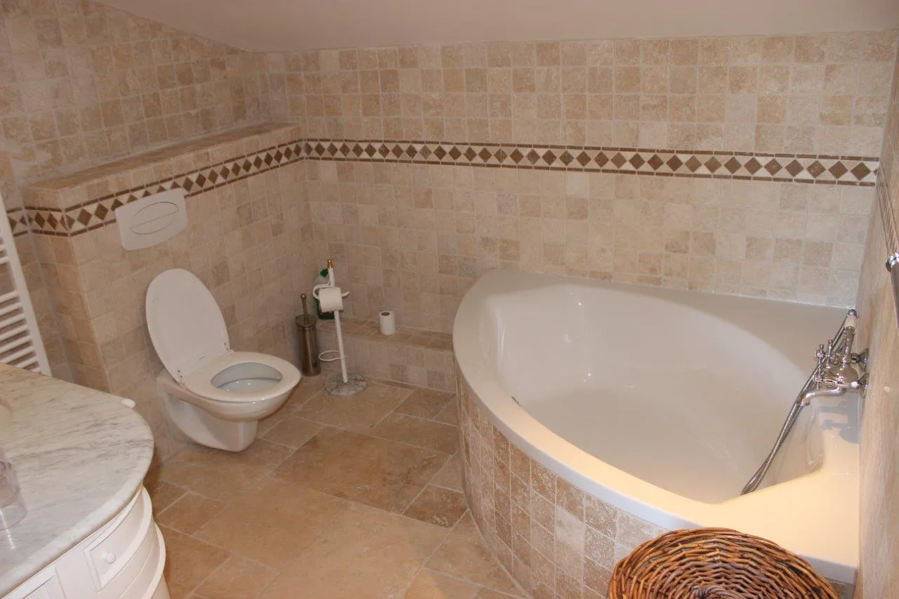 Bathroom 2nd floor.jpg