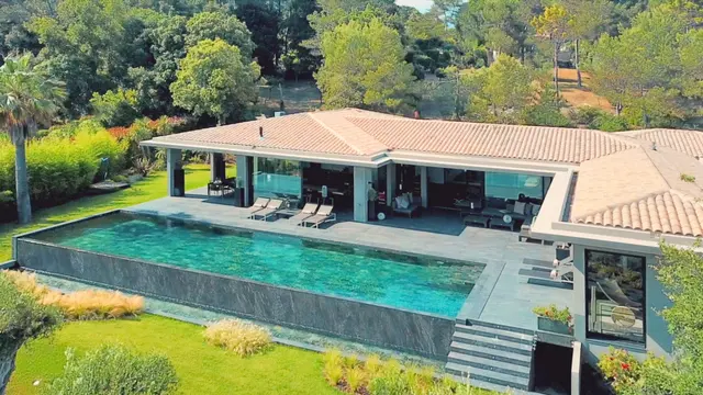 Valbonne | Moderne og innholdsrik ny villa med infinity basseng