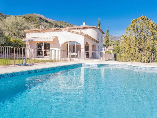 Grasse | Innholdsrik provencalsk villa med seks soverom og svømmebasseng