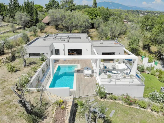 Valbonne | Ny og moderne villa med seks soverom og svømmebasseng