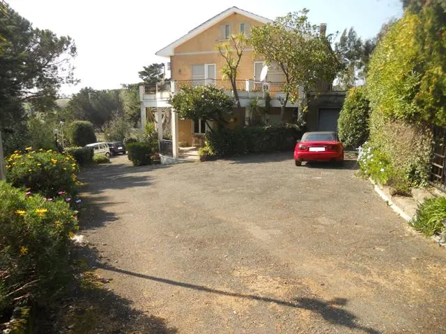 Stor villa på 10 mål ved kysten over Santa Marinella med utsiktstomt