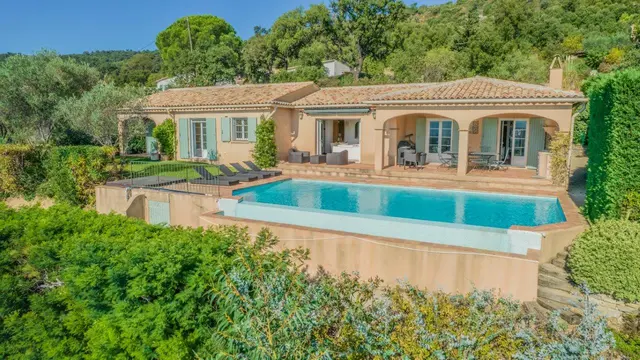 Plan du la tour | Lekker neo-provencalsk villa på ett plan med fem soverom og svømmebasseng