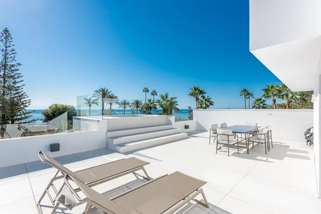Costa del Sol | Marbella | Nyoppført og meget eksklusiv villa beliggende 50 m fra stranden