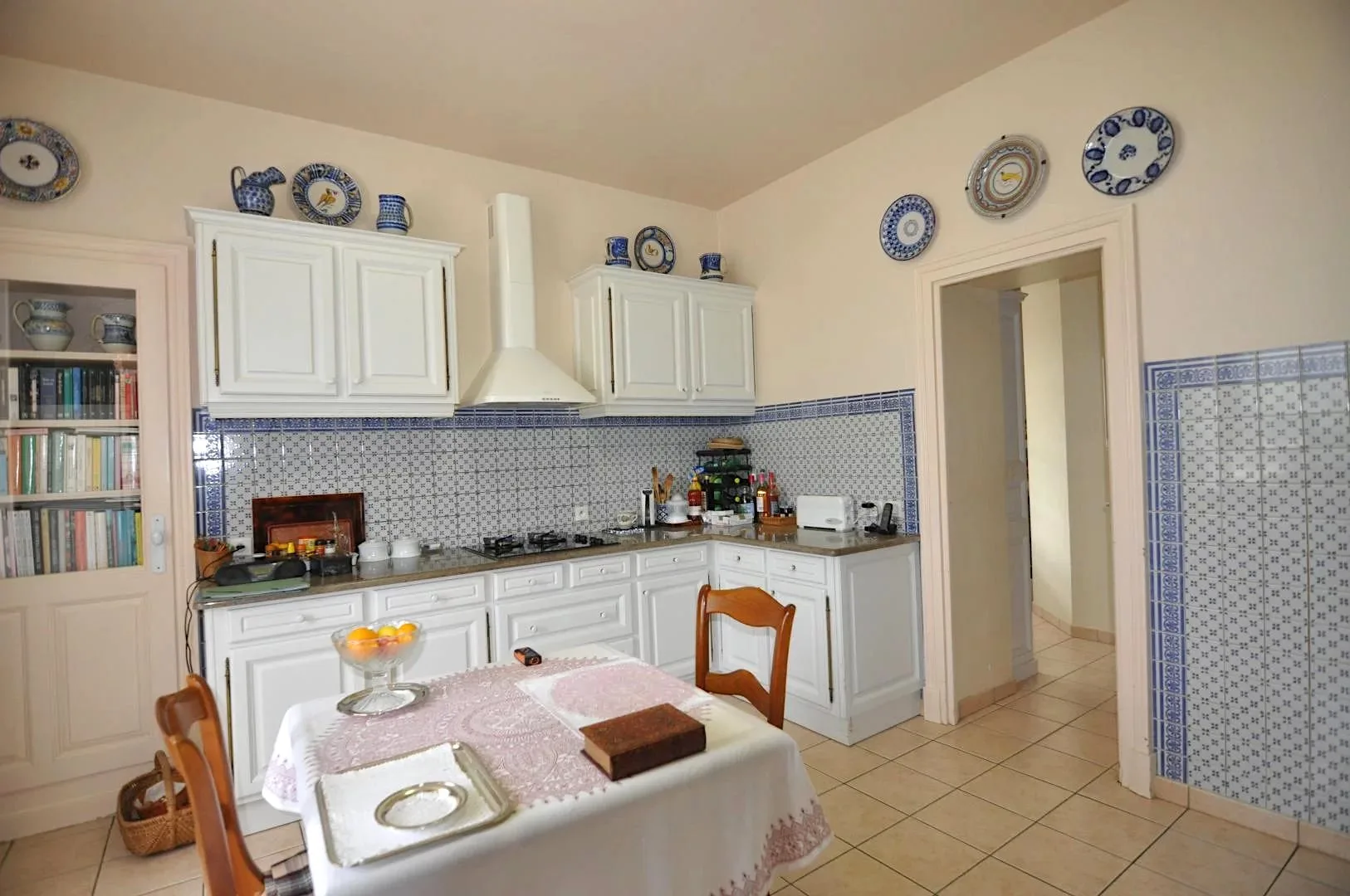 9 Kitchen.jpg