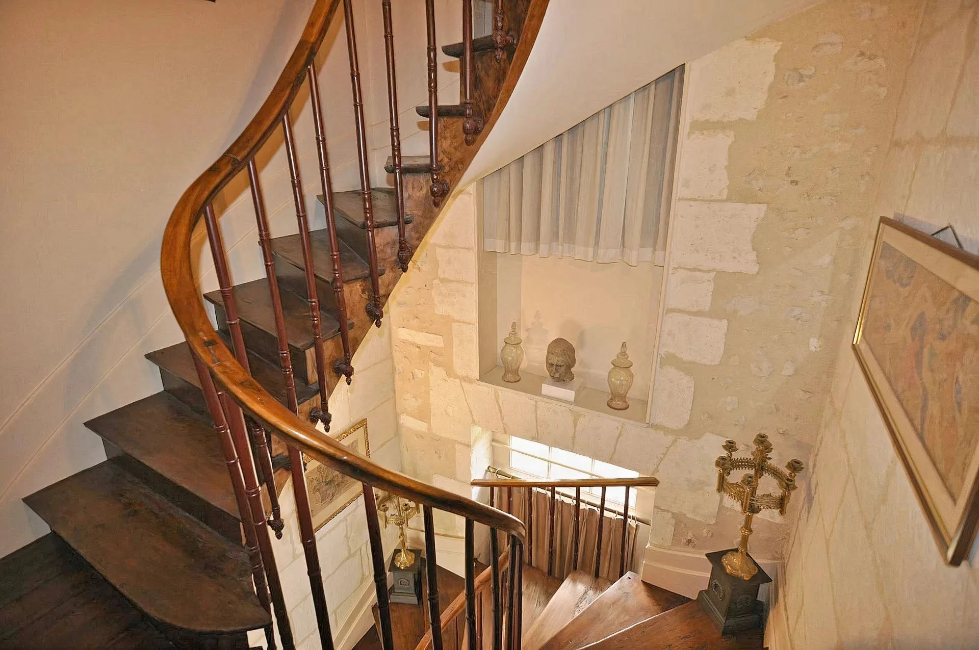 11 Stairwell 1.jpg