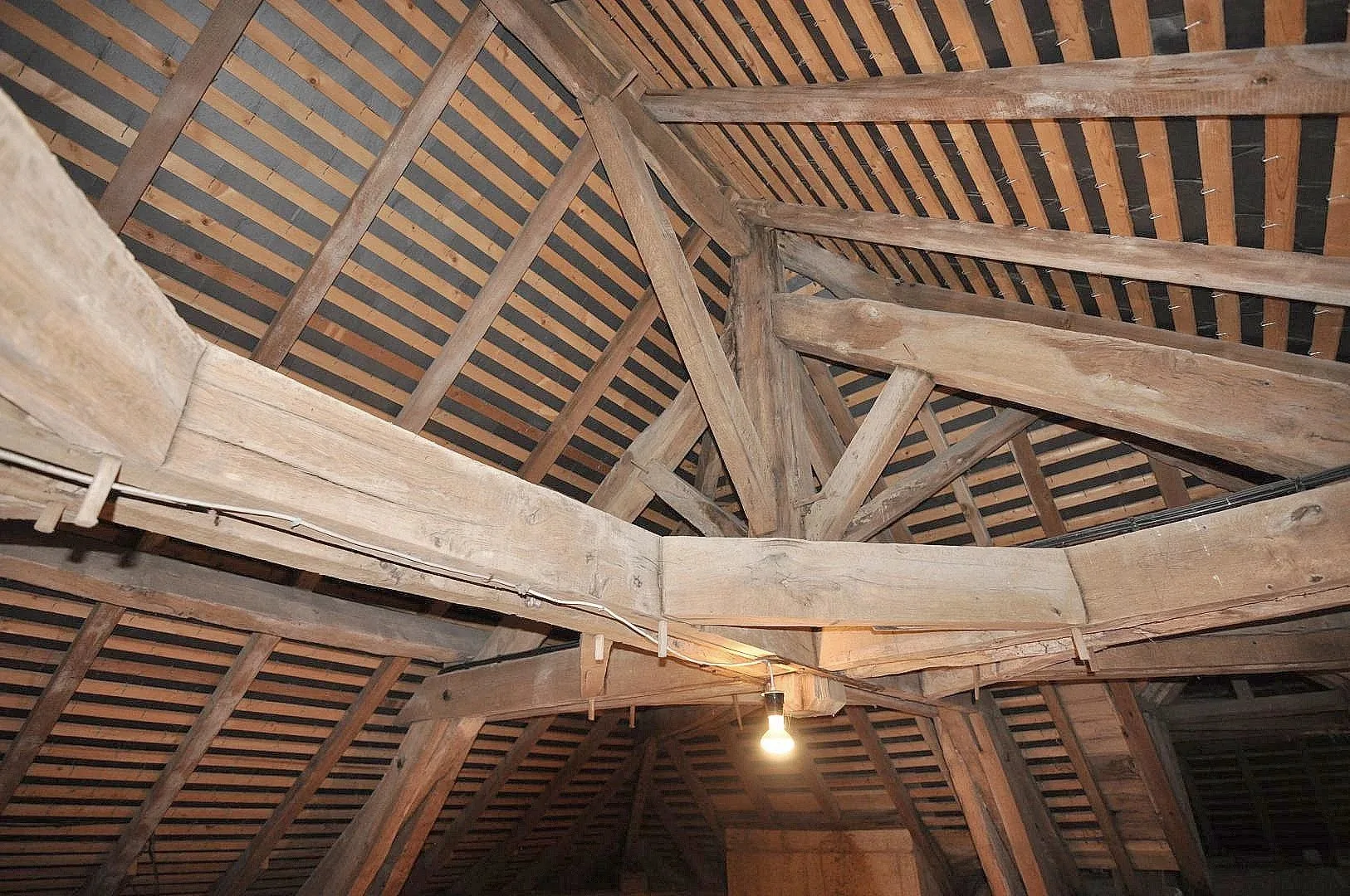 16 Loft beams.jpg