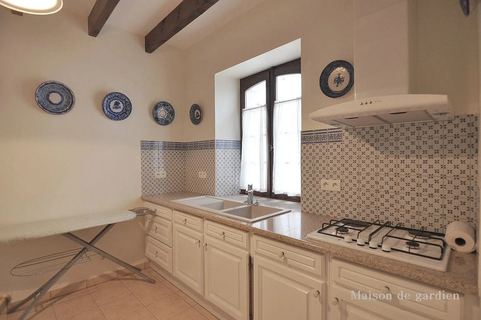 18b Gatehouse kitchen.jpg