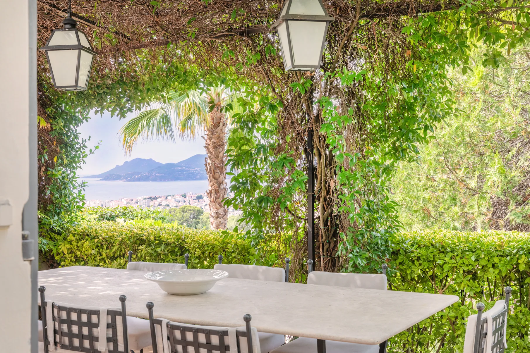 AI 83164122. Terrasse m bord 1.jpg