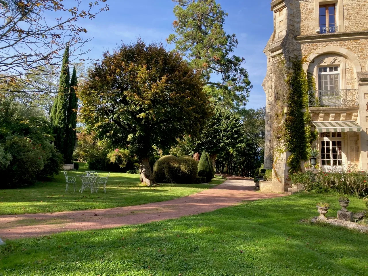 Chateau cour.jpg