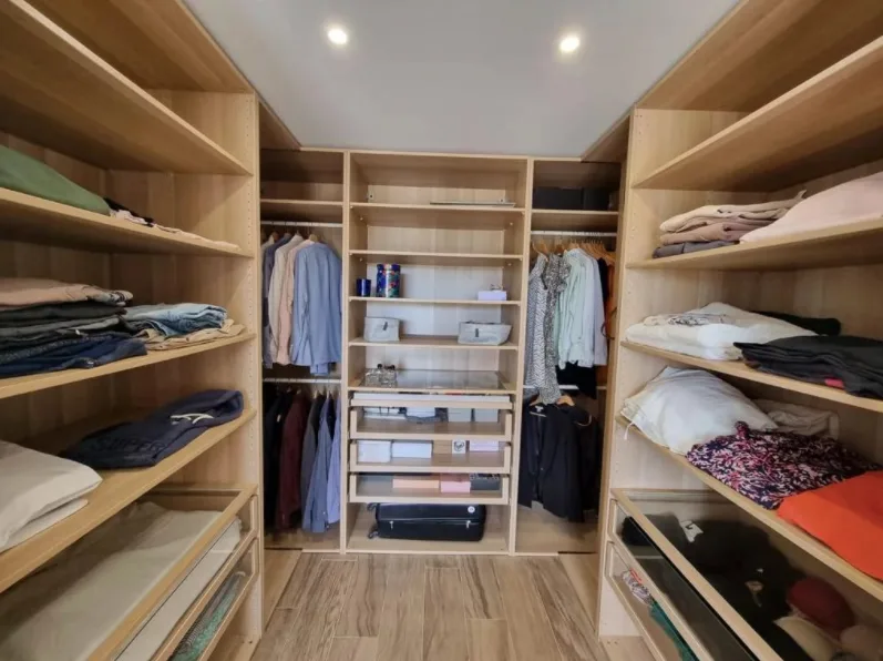 Bienvenue 15332. Walk-in garderobe.png