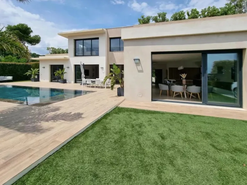 Bienvenue 15332 Pool og gress.png