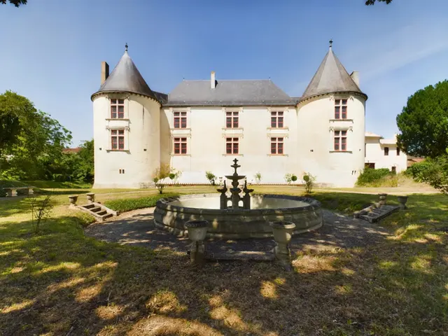 Poitiers | Vakkert slott i hvit tuffeau sten fra 1578