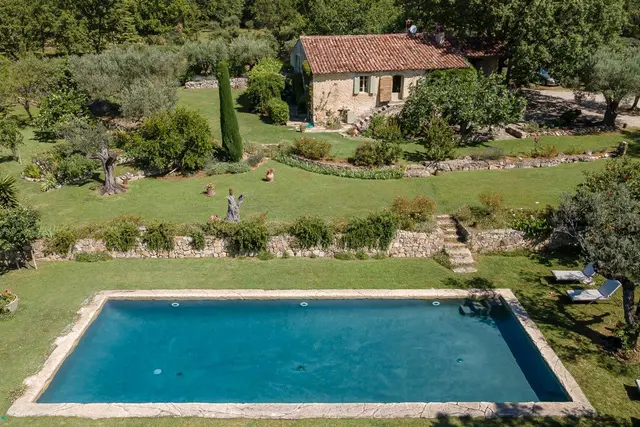 Tourettes | Sjarmerende provencalsk villa med anneks og olivenlund i idylliske omgivelser