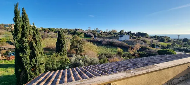 CIVITAVECCHIA. Villa med fin utsikt