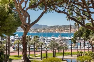 Cannes | Lekker nyoppusset 4-romsleilighet på croisetten med havutsikt og garasje