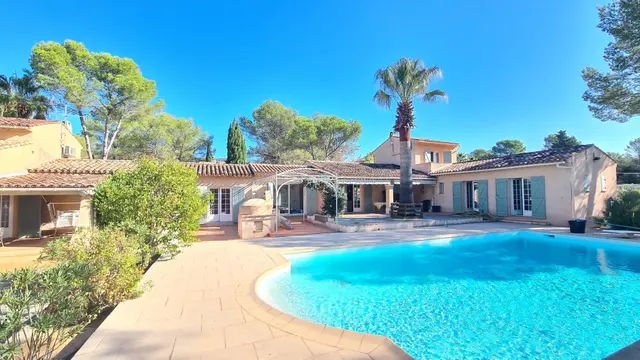 Puget sur Argens | Provence | Innholdsrik provencalsk bastide med fem soverom, fire bad og svømmebasseng
