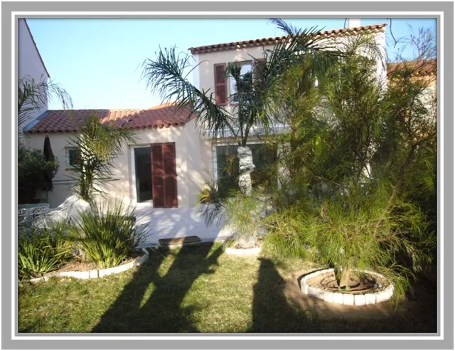Nesten ny 5 roms villa rett ved golfbanen i Roquebrune sur Argens | Felles svømmebasseng