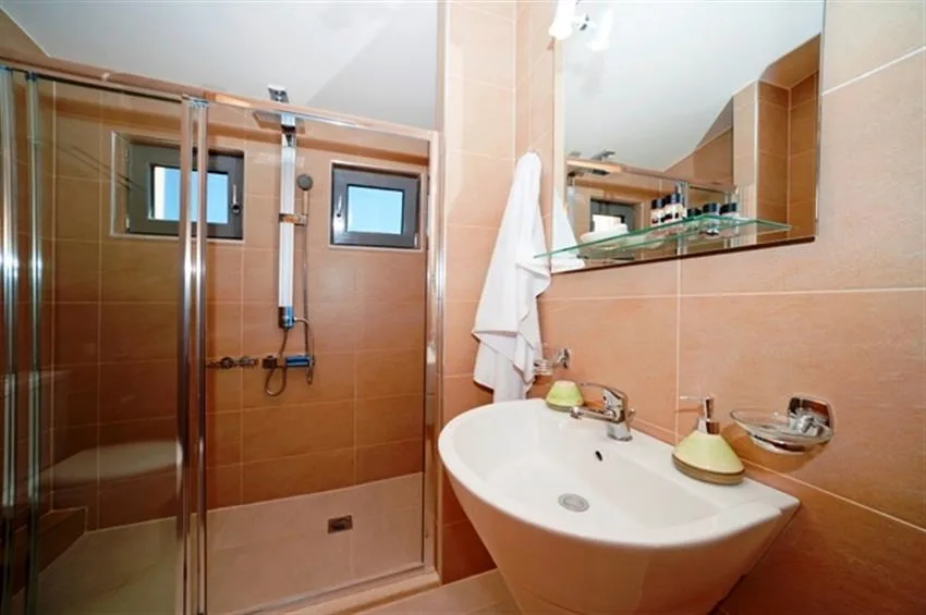 ensuite_bathroom__-master_bdr_1-level_2.jpg