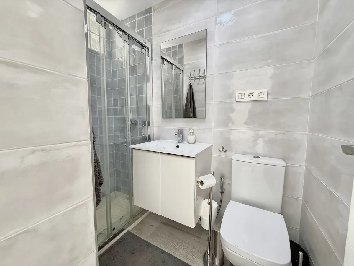 Fuengirola – Totalrenovert penthouse med 3 soverom, havglimt og kort vei til stranden – bilde 11