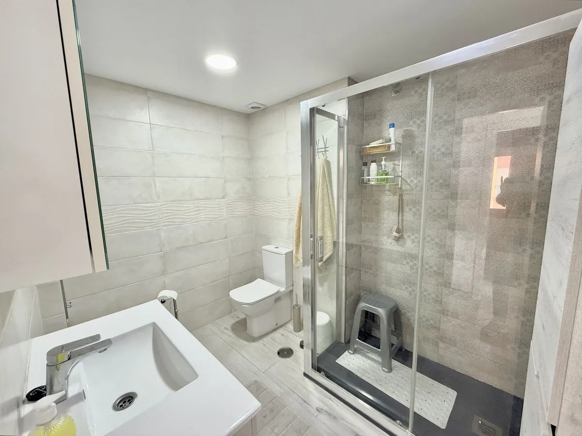 Fuengirola – Totalrenovert penthouse med 3 soverom, havglimt og kort vei til stranden – bilde 13