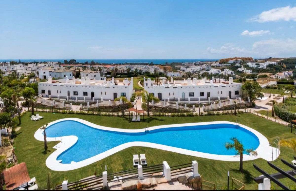 Estepona – Bakkeplansleilighet med hage og turistlisens i La Resina Golf – bilde 1