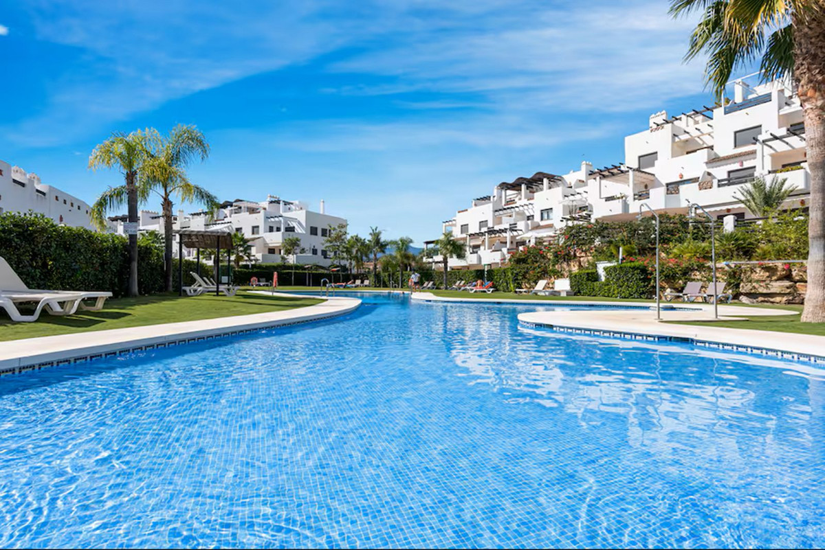 Estepona – Bakkeplansleilighet med hage og turistlisens i La Resina Golf – bilde 2