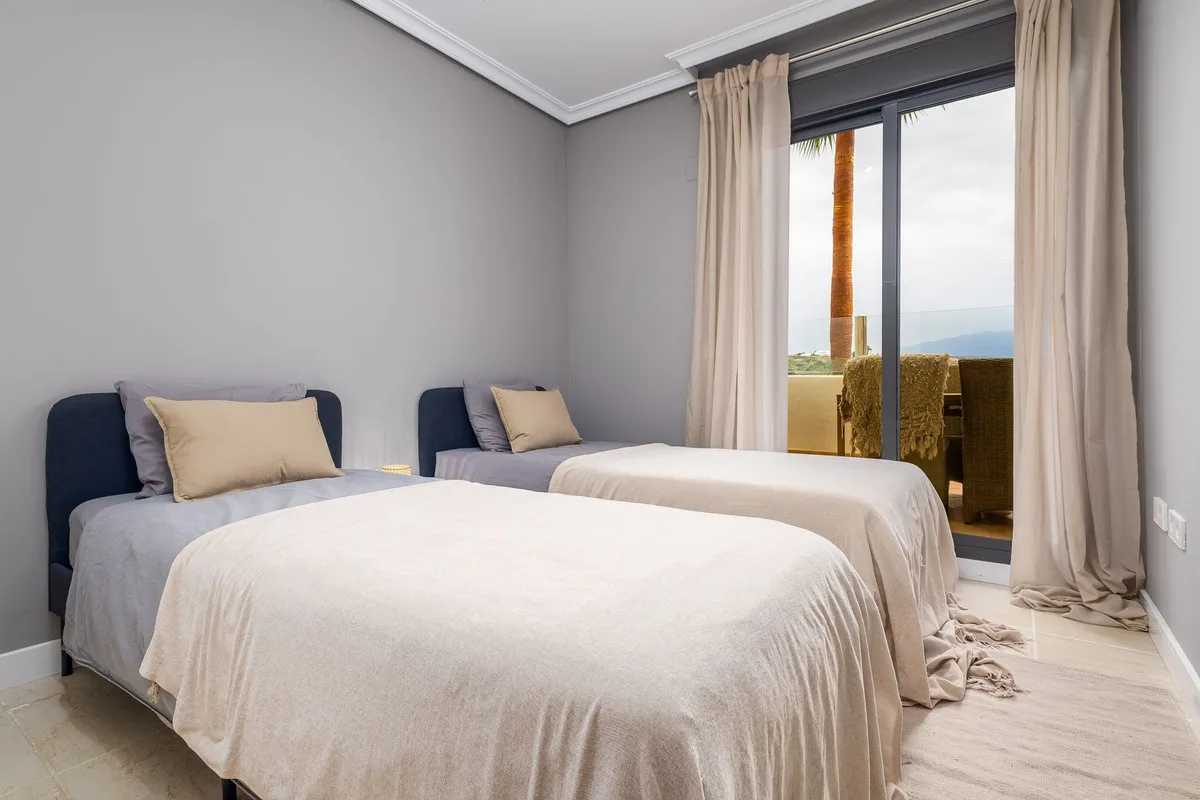 Estepona – Bakkeplansleilighet med hage og turistlisens i La Resina Golf – bilde 13