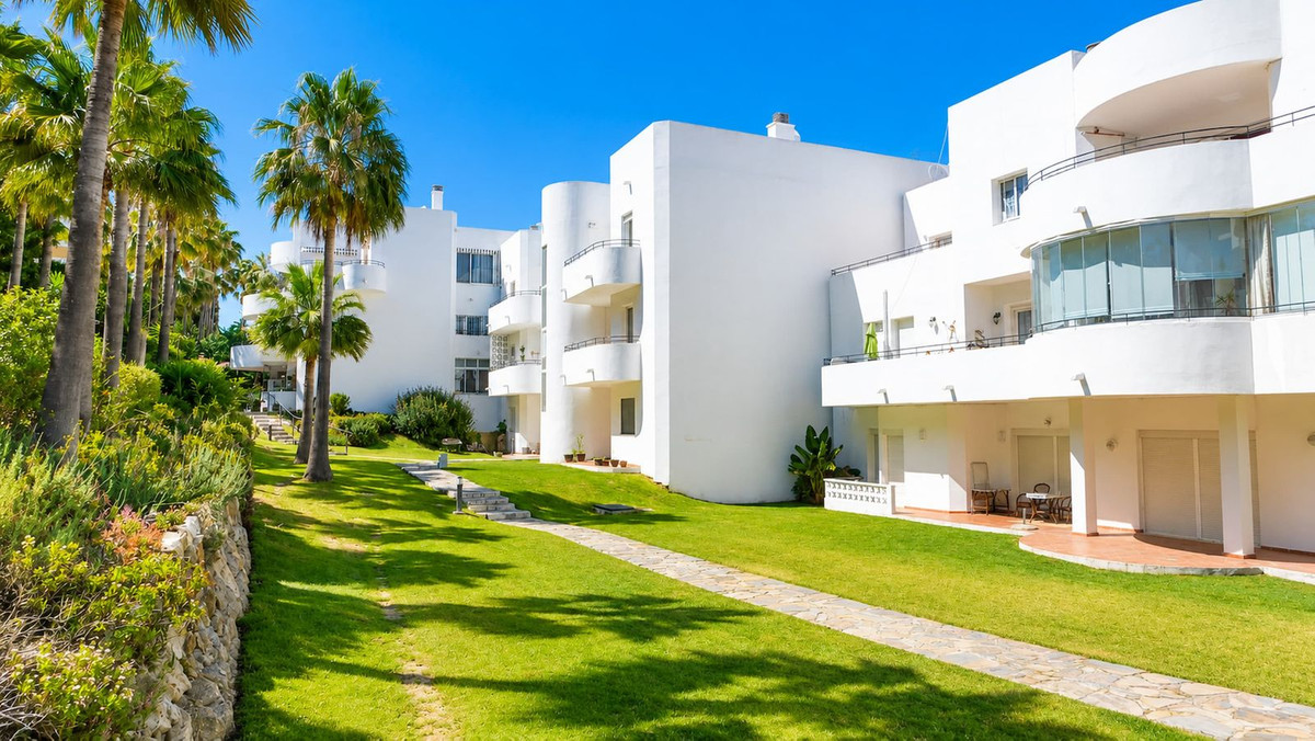 Estepona Golf – Lys 2-roms leilighet med terrasse og fjellutsikt – bilde 2