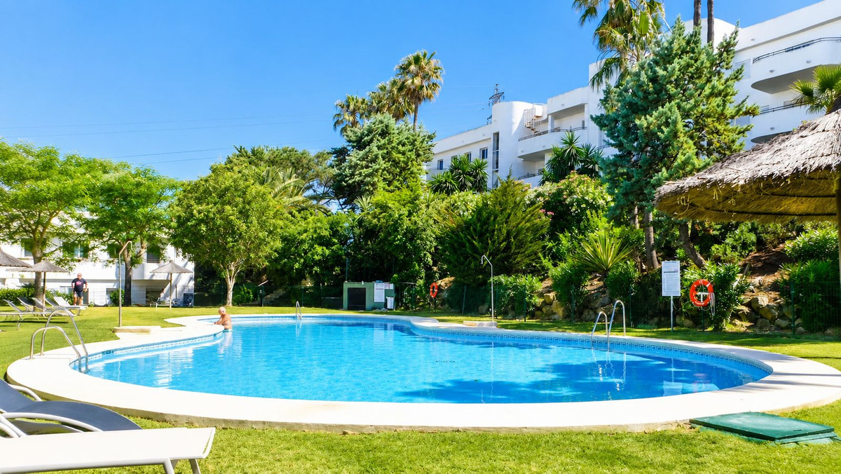 Estepona Golf – Lys 2-roms leilighet med terrasse og fjellutsikt – bilde 1
