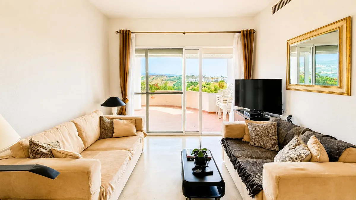 Estepona Golf – Lys 2-roms leilighet med terrasse og fjellutsikt – bilde 5