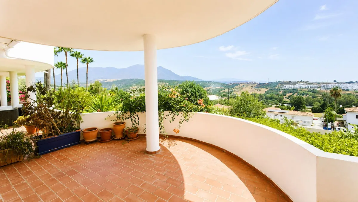 Estepona Golf – Lys 2-roms leilighet med terrasse og fjellutsikt – bilde 7