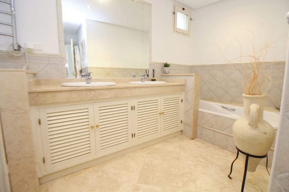 Elviria – Romslig leilighet i La Mairena med privat hage og fellesbasseng – bilde 18