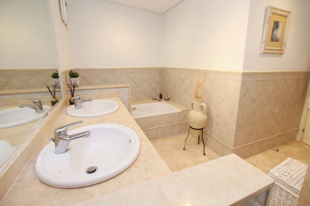 Elviria – Romslig leilighet i La Mairena med privat hage og fellesbasseng – bilde 19