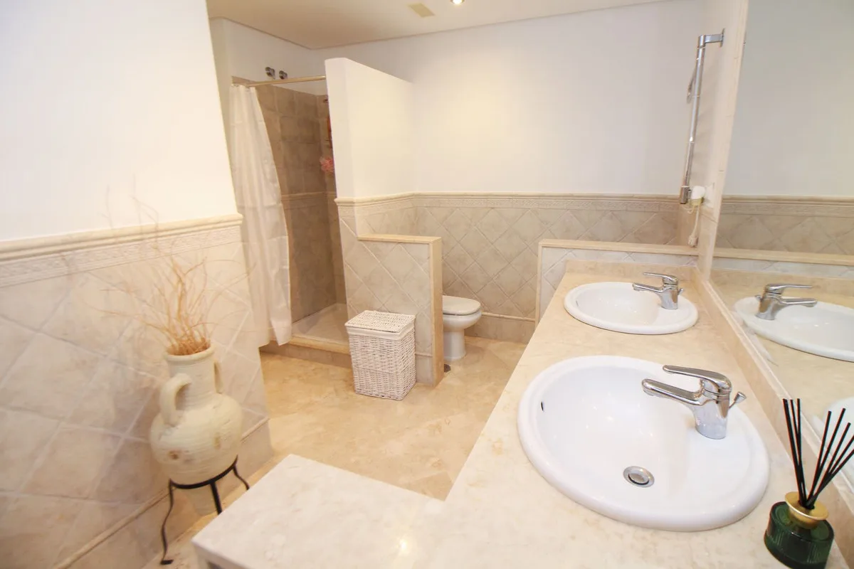 Elviria – Romslig leilighet i La Mairena med privat hage og fellesbasseng – bilde 20