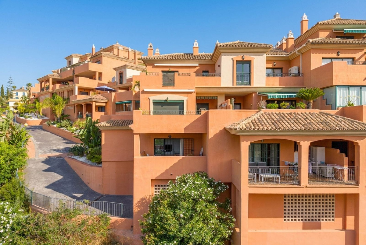 Santa María Golf, Elviria – Golfleilighet med fairway-utsikt i hyggelig boligområdet – bilde 1