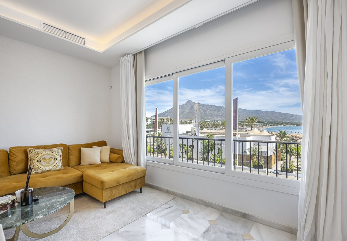 Puerto Banús – Frontlinje til stranden og turistlisens – bilde 1