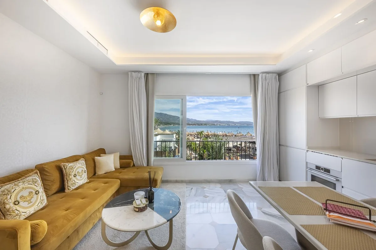 Puerto Banús – Frontlinje til stranden og turistlisens – bilde 3