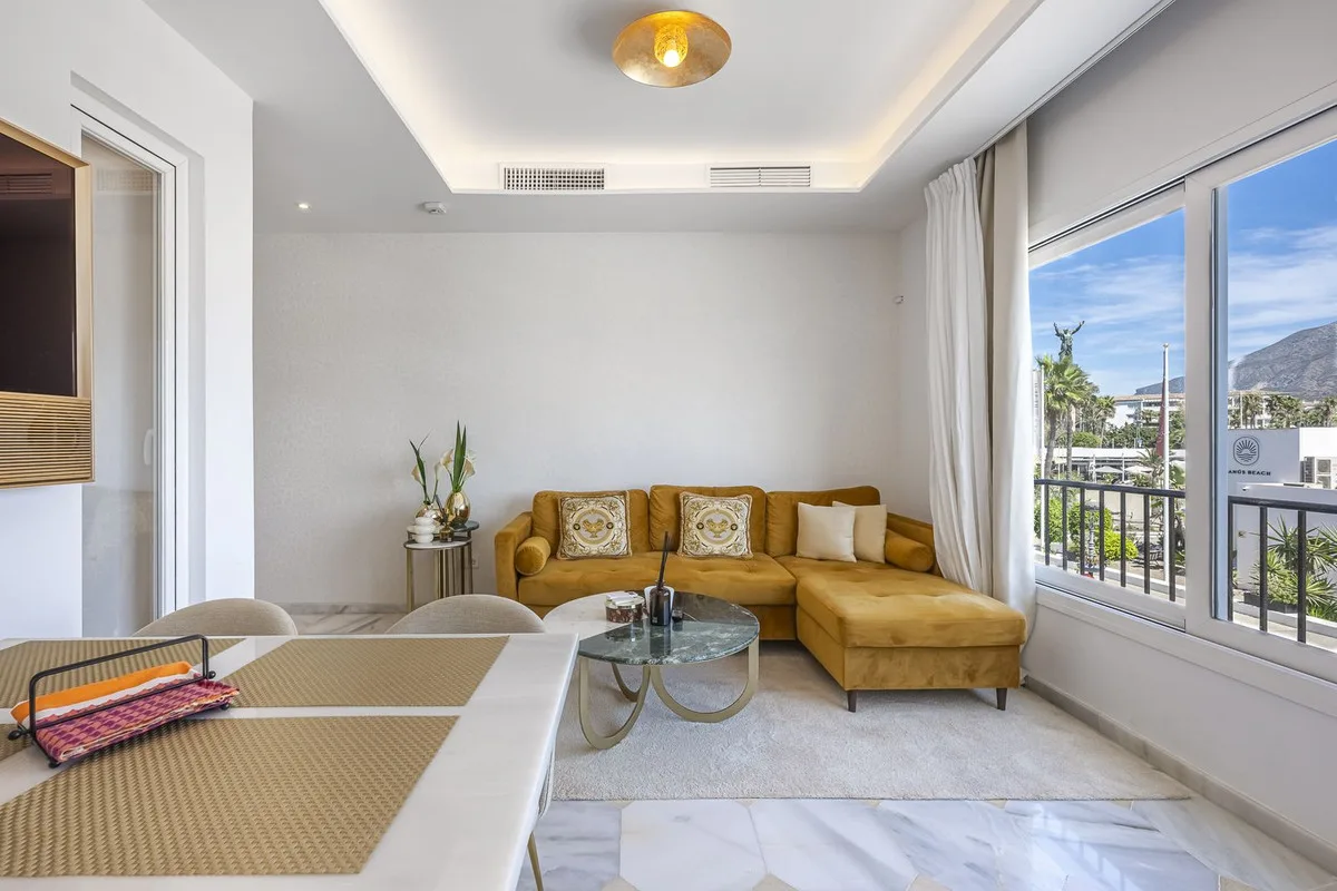 Puerto Banús – Frontlinje til stranden og turistlisens – bilde 4