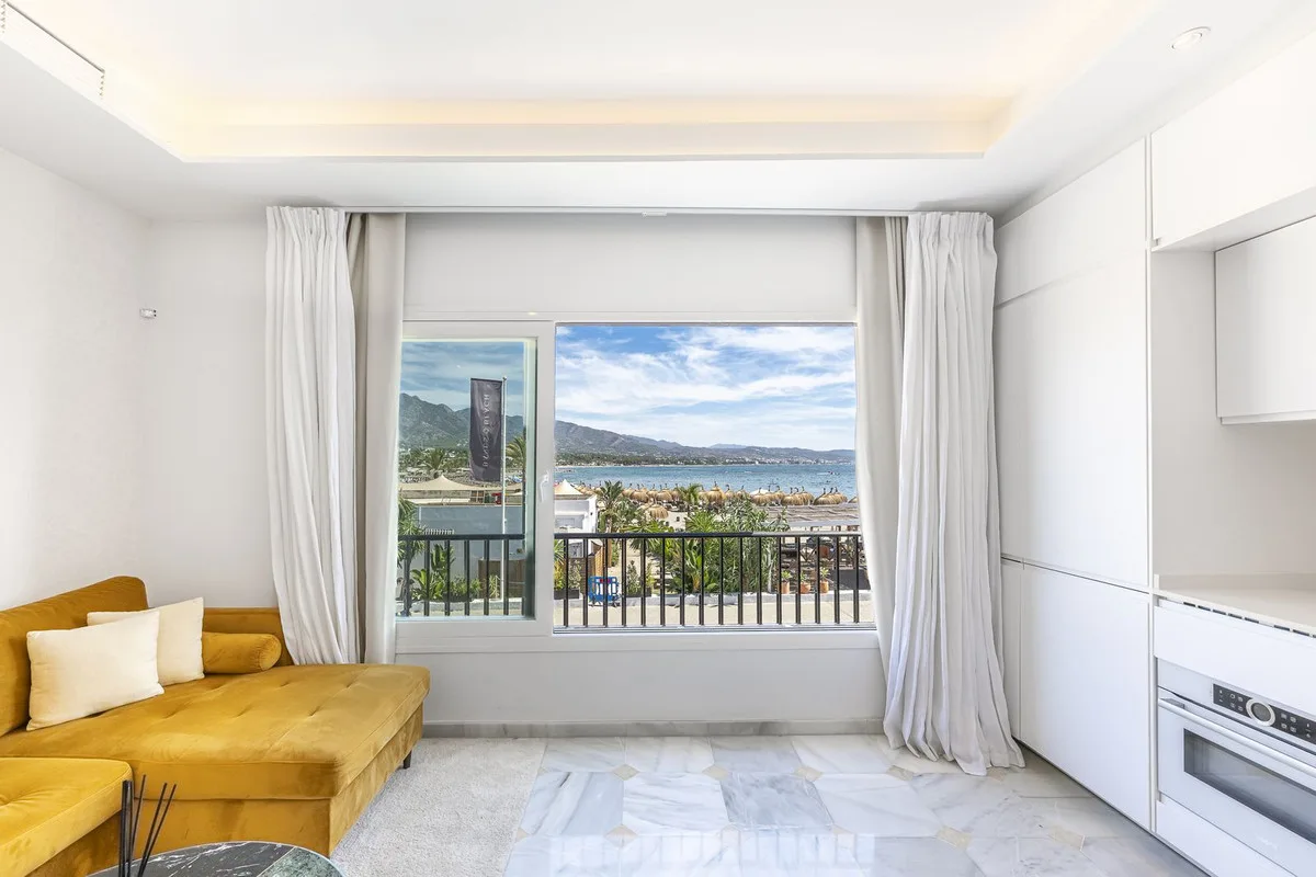 Puerto Banús – Frontlinje til stranden og turistlisens – bilde 8