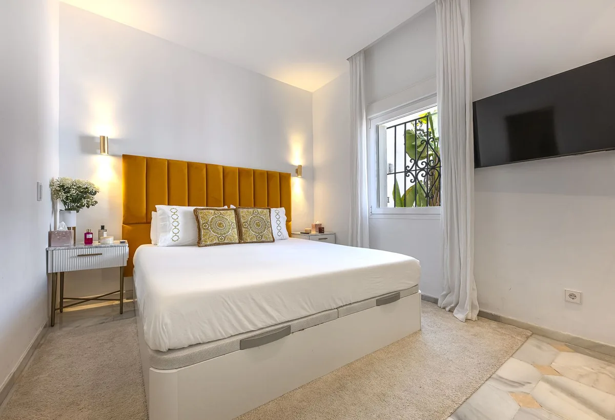 Puerto Banús – Frontlinje til stranden og turistlisens – bilde 10